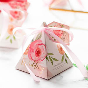 لؤلؤ وردي صندوق هدايا لحفلات الزفاف على شكل هرمي كرتون صندوق هدايا حلويات قابل للطي مع إغلاق زهرة للضيوف - Product Image 3