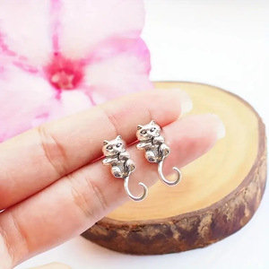 Orecchini a perno a forma di gatto carino per donna, con forma animale mobile, accessori per l'orecchio da indossare tutti i giorni - Product Image 5
