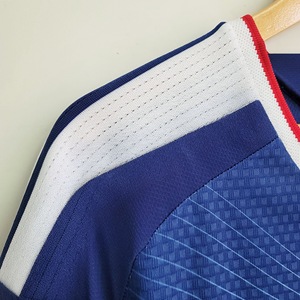 ชุดกีฬาฟุตบอลสโมสรยุโรปสีน้ำเงิน ขาว แดง เขียว 2526 - เสื้อยืดแขนสั้นสำหรับนักกีฬา ระบายอากาศได้ดี สวมใส่สบาย - Product Image 4