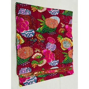 Cubrecama único de algodón Kantha que muestra detalles de estampado hechos a mano y una sensación de acolchado ligero para un ambiente tranquilo, equilibrado y cómodo. - Product Image 3