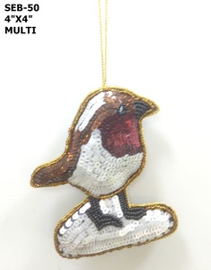 Ornement de Noël artisanal en velours de luxe, en forme d'oiseau rouge à poitrine rouge, orné de perles et de broderies Zari, avec paillettes et perles. - Product Image 1