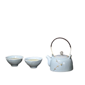 ชุดกาน้ำชาและถ้วยสองใบ Ru Ware ของขวัญทำมือจากเซรามิกพอร์ซเลน ชุดน้ำชาคุนฟูพร้อมขาตั้งโลหะและด้ามจับแบบใหม่ ผลิตที่เมืองเต๋อฮวา - Product Image 5
