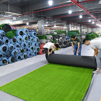 Tapis de terrain en gazon artificiel pour jardin extérieur en fourrure synthétique et tapis de golf en plastique pour sol de sport de football