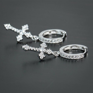 Pendientes de Aro con Cruz Dorada E683 con Cristales de Estrás Engastados, Religiosos, Unisex, para Uso Diario - Product Image 5