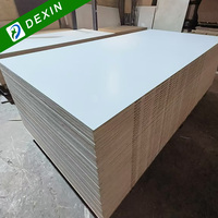 Contreplaqué mélaminé blanc, brun, gris de haute qualité 4x8, feuilles de bois de première classe haute résistance pour la fabrication de meubles