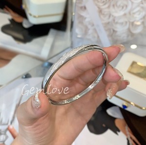 Lujoso brazo innovador de oro de 18 quilates diseñado exclusivamente para mujeres con diamantes redondos cultivados en laboratorio certificados por IGI - Product Image 2