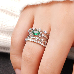 Anello da Donna Placcato Oro con Smeraldo, Taglio Marquise, Design a Pianta con Diamanti, Gioiello di Fidanzamento in Oro Giallo, Anelli Impilabili - Product Image 6