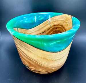 Bol en bois et résine fait main avec du bois naturel riche et une finition en résine lisse, conçu pour les cuisines et les espaces de vie élégants - Product Image 6