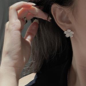 Pendientes Colgantes de Plata de Ley S925 con Diseño de Flor Pequeña, Estilo Medieval Vintage, con Circonita Cepillada, de Lujo Ligero y a la Moda - Product Image 3