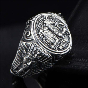 Anello Antico in Argento con Motivo Faraonico, Gioiello da Dito Vintage con Totem Egiziano per Uomo - Product Image 2