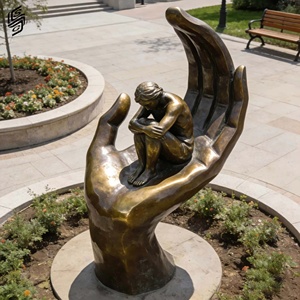 Escultura de Bronce a Gran Escala Personalizada <span class=keywords><strong>para</strong></span> Exteriores con una Gran Mano Sosteniendo una Figura Sentada de una Persona - Product Image 2