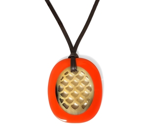 Collier Pendentif Bohème Unique en Corne de Buffle Naturelle pour les Amateurs de Style Bohème Chic, Bijou Tribal Artisanal - Product Image 1