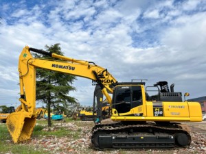 Excavatrice sur chenilles hydraulique Komatsu PC450-8 d'occasion, poids opérationnel de 45 tonnes, modèle 2023, moteur de 257 kW, en vente - Product Image 4