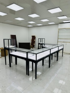 <span class=keywords><strong>Vitrine</strong></span> de bijoux en verre de haute qualité avec un cadre en fer noir élégant idéal pour un usage commercial Pieds amovibles pour la portabilité - Product Image 4