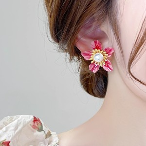 Pendientes de Perlas con Flores Esmaltadas en Magenta, Hechos a Mano, Estilo Vintage, Joyería Floral para Mujer - Product Image 1