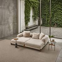 Sofá de Salón Extra Largo de 6 Plazas con Base Escultural de Madera y Tapicería de Tela Bouclé Orgánica en Color Crema Blanco para Villa