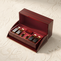 Boîte d'emballage de parfum de luxe à couvercle rabattable en texture bois, étui de présentation personnalisé avec logo pour plusieurs flacons de parfum