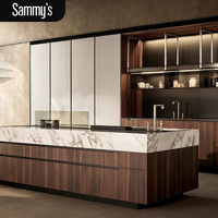 Armoire de cuisine modulaire en placage de bois et verre avec quincaillerie à fermeture douce, design européen moderne, fonctionnalités électriques, solutions de rangement