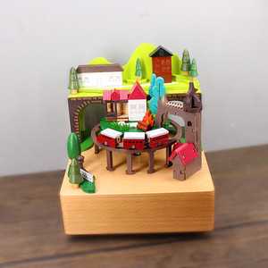 Boîte à musique en bois à motifs de chansons personnalisés Train mobile de village de montagne avec train en hêtre rotatif Boîte à musique cadeau en hêtre - Product Image 2