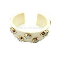 Vente en gros d'accessoires simples et élégants en écaille de tortue pour femmes Bracelet manchette en acétate blanc en forme d'ongle Fêtes Mariages