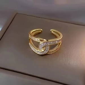 <span class=keywords><strong>Bague</strong></span> ouverte de conception irrégulière exquise incrustée de zircon simple <span class=keywords><strong>bague</strong></span> en <span class=keywords><strong>fer</strong></span> <span class=keywords><strong>à</strong></span> <span class=keywords><strong>cheval</strong></span> de géométrie de luxe pour les femmes - Product Image 1