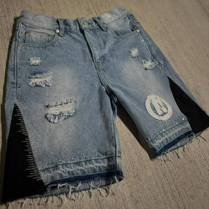 <span class=keywords><strong>Short</strong></span> en <span class=keywords><strong>Jean</strong></span> <span class=keywords><strong>avec</strong></span> Logo Écusson Brodé Personnalisé, Ourlet Brut, Bord Coupé, Épissage, <span class=keywords><strong>Short</strong></span> en Denim, Jorts pour Hommes - Product Image 2