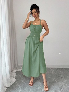 Vestido midi con tirantes finos, textura multitono, lazo frontal, cintura fruncida y bolsillos, ideal para kits de regalo navideños. - Product Image 5