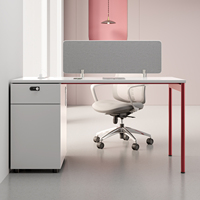 Bureau de travail moderne et robuste avec structure métallique et plateau en bois, meuble de rangement intégré, table d'ordinateur idéale pour les bureaux commerciaux et les immeubles de bureaux.