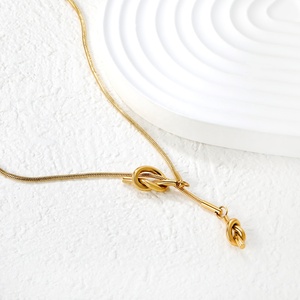 Collar de Cadena de Serpiente con Colgante de Borla de Longitud Ajustable con Detalle de Nudo en Acero Inoxidable Chapado en Oro de 18K para Mujer - Product Image 3