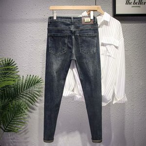 Pantalones vaqueros de mezclilla para hombre con costuras detalladas y efecto desgastado, proveedor Grudge - Product Image 1