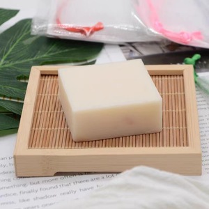 สบู่ทำมือสูตรน้ำ<span class=keywords><strong>นม</strong></span>ข้าวและน้ำ<span class=keywords><strong>นม</strong></span>แพะ ช่วยให้ผิวขาวกระจ่างใส ควบคุมความมัน สำหรับความงามและการดูแลส่วนบุคคล ขายส่งขั้นต่ำ 100 ชิ้น - Product Image 4