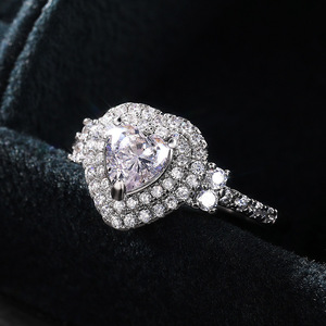 Anello Minimalista con Zircone a Forma di Cuore per Donne, Elegante Gioiello da Dito in Tono Platino alla Moda - Product Image 3