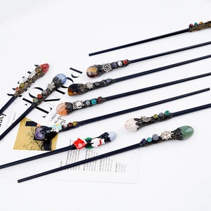 Bacchetta Magica in Legno con Cristalli e Gemme Naturali Fatte a Mano, con Drago e 50 Gemme d'Amore per Feste e Cosplay - Product Image 4