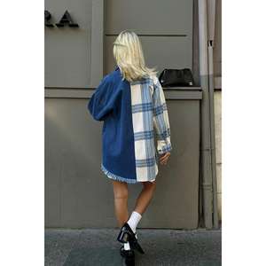 Camisas de mezclilla azul con parches para mujer al por mayor, a la moda - Product Image 2