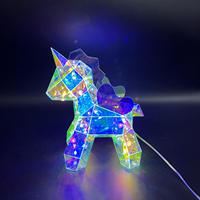 Figurine de licorne irisée mignonne et moderne en résine PET avec lumières LED, faite à la main, écologique, décoration d'intérieur, cadeau de remise de diplôme ou de fête