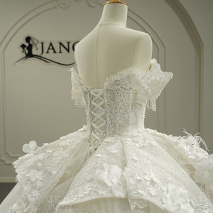 Vestido de Novia Moderno GT26024 con Encaje Largo, Apliques de Cristal, Escote Corazón Tradicional, Plumas Florales y Cola de Capilla, Largo hasta el Suelo - Product Image 6
