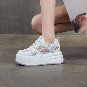 <span class=keywords><strong>Sneakers</strong></span> bianche da donna con plateau e <span class=keywords><strong>tacco</strong></span> <span class=keywords><strong>alto</strong></span>. Scarpe sportive da donna casual a trama aperta di nuovo stile. - Product Image 1