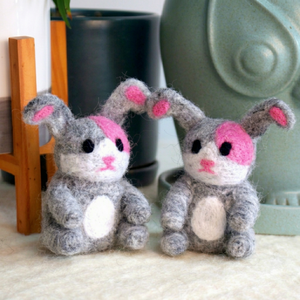 Conejito de Pascua de Fieltro y Hilo, Color Gris y Rosa, Hecho a Mano, Decoración de Interiores, Juguete Artesanal para Niños - Product Image 4