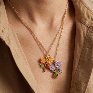 CAIOOCHE Collier Pendentif Fleur <span class=keywords><strong>de</strong></span> <span class=keywords><strong>Naissance</strong></span> du Mois en Résine Faite à la Main, Émail et Plaqué Or 18 carats, Bijou Tendance Personnalisé, Cadeau pour Femme - Product Image 2