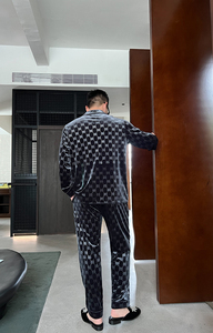 Pijamas de terciopelo europeo, adecuados para hombres y mujeres, trajes, pantalones de manga larga con estampado de letras grises, calidad de uso - Product Image 6