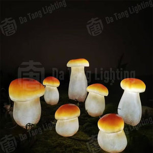 Petite lampe décorative en résine en forme de champignon avec lumière LED orange chaude pour la décoration intérieure, extérieure et paysagère - Product Image 4