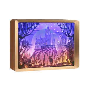 热销哈里霍格沃茨城堡设计3D纸质工艺品Led带灯阴影盒框架，用于促销礼品