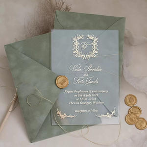 Invitación de Boda Elegante en Acrílico Transparente con Impresión en Vainilla, Sobre Verde Salvia, Impresión en Dorado con Letras en Relieve, Impresión UV Personalizada - Product Image 5