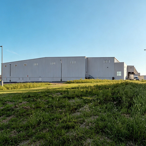 Entrepôt logistique modulaire préfabriqué en acier pour usage industriel intensif, structure à portée libre pour le stockage de marchandises - Product Image 1