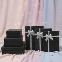 Boîte cadeau noire vide sur mesure pour robe, design Ciel et Terre avec nœud papillon, gaufrage et revêtement UV