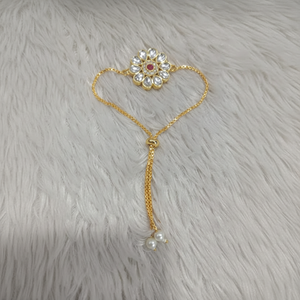 Elegante Brazalete Hathphool Tradicional Chapado en Oro con Flores Kundan, Adorno de Mano con Cuentas, Borla de Perlas y Piedra Roja - Product Image 1