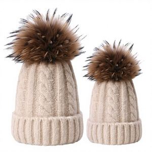 Bonnet en acrylique doux et chaud pour femme avec pompon en fausse fourrure, idéal pour l'hiver, la plage et le quotidien - Product Image 3