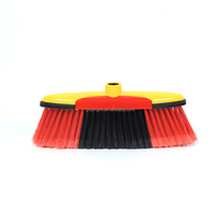 Vente en gros de balais modernes en PP souple pour animaux de compagnie, couleurs rouge, vert, bleu, jaune, avec manche en bois et poils en nylon, faciles à nettoyer
