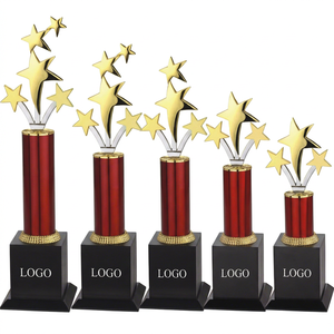 Trophée avec étoiles dorées, colonne rouge, base noire, modèle 510 A B C D E, récompense sportive, métal plaqué, gravure durable - Product Image 1