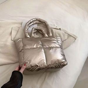 Muestra Gratis: Bolso de Hombro Acolchado de Poliéster para Mujer, Bolso de Mano de Invierno, Bolso Tote Acolchado de Alta Calidad, Bolso Burbuja - Product Image 5
